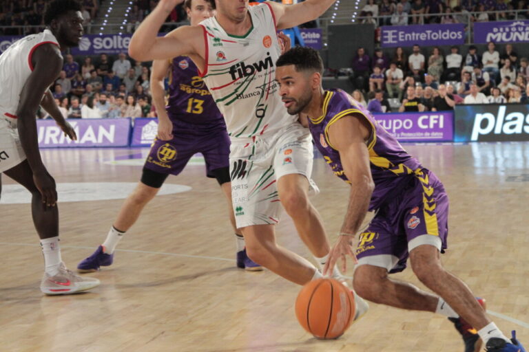 Jugadores de baloncesto en acción durante un partido emocionante