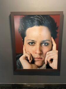 Retrato de una persona con expresión intensa y mirada profunda