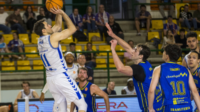 Jugador lanzando a canasta durante un partido de baloncesto