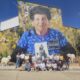Mural de una mujer mayor con flores y vecinos en Brañosera