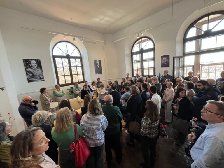 Reunión en el Ayuntamiento de Paredes de Nava con ciudadanos y funcionarios.