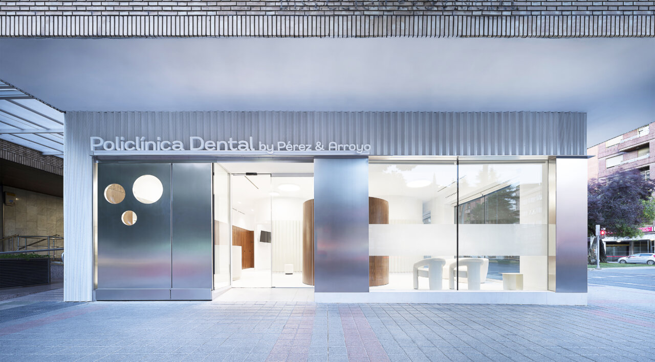 Fachada de la Policlínica Dental by Pérez & Arroyo en Palencia