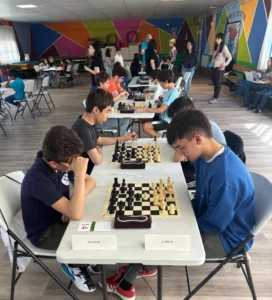 Jugadores compitiendo en un torneo de ajedrez en Paredes de Nava