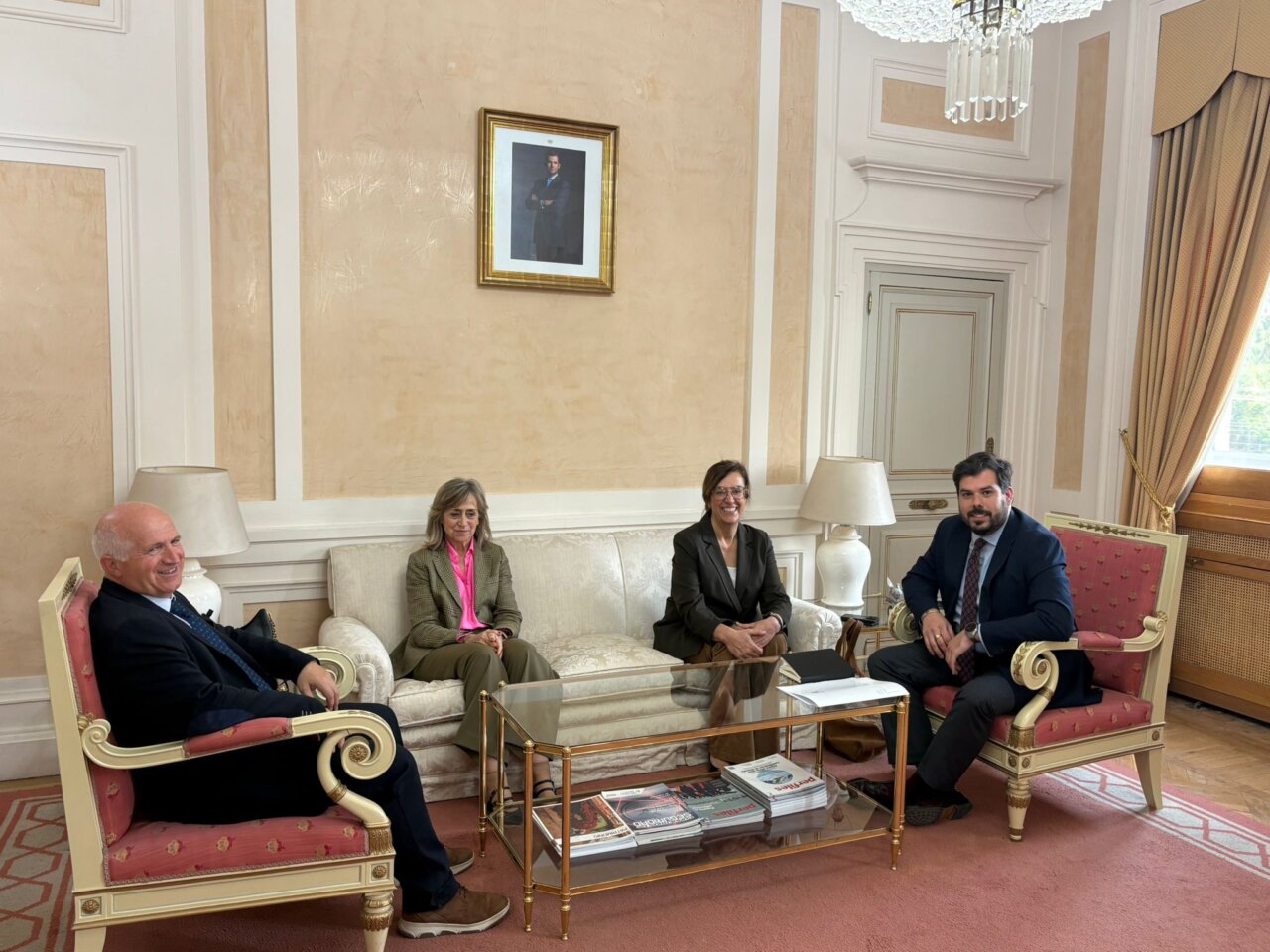 Reunión sobre infraestructuras y comunicaciones en Palencia con varios representantes.