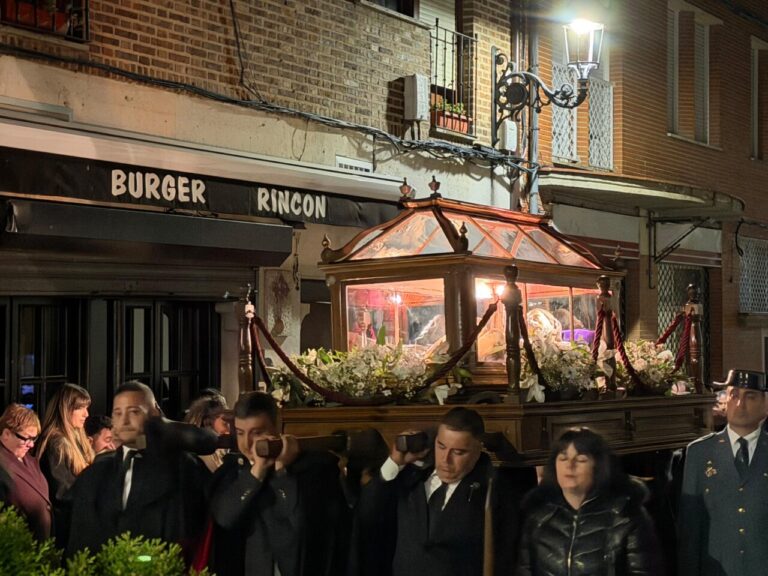 Procesión de Semana Santa en Carrión de los Condes con participantes y un paso religioso