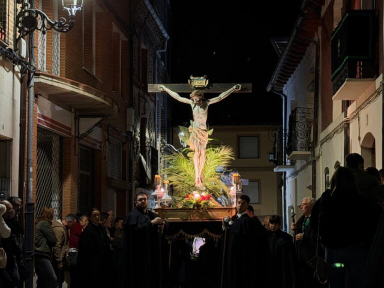 Procesión de Semana Santa en Carrión de los Condes con un paso religioso