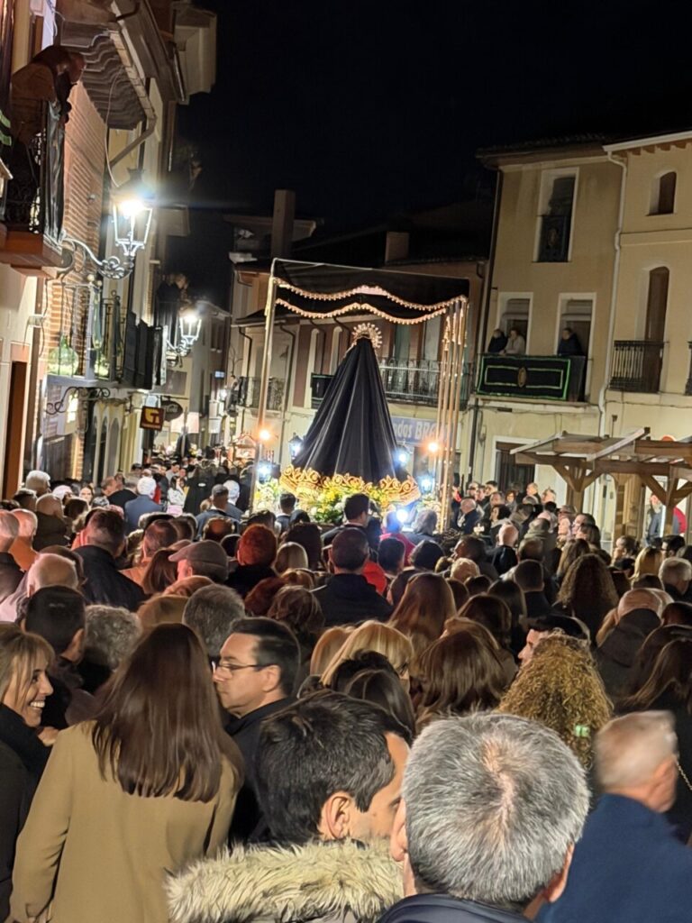 Multitud de personas durante la procesión de Semana Santa en Carrión de los Condes
