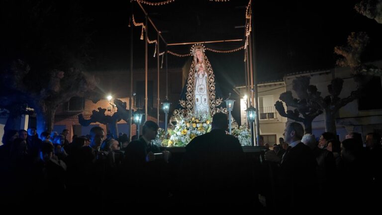 Procesión de Semana Santa en Carrión de los Condes con devotos y faroles