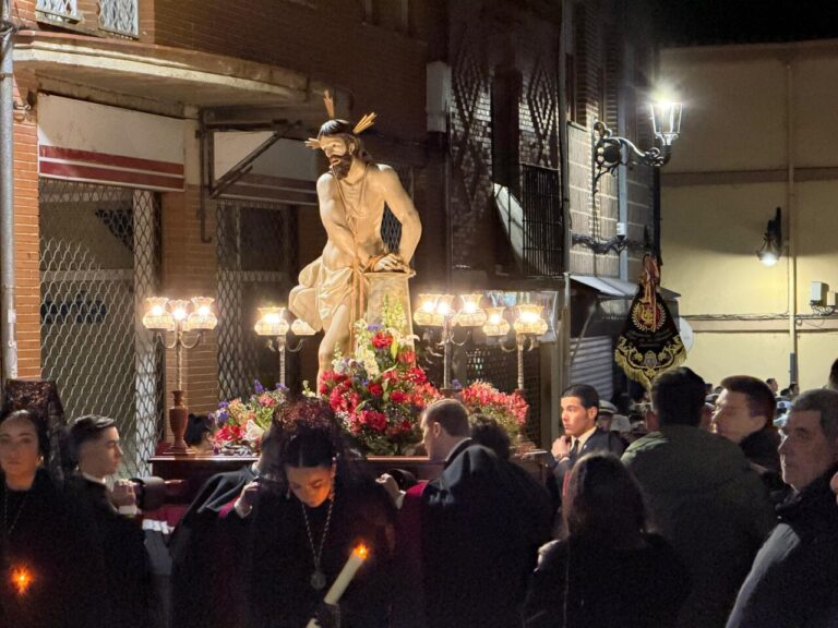 Procesión de Semana Santa en Carrión de los Condes con figura religiosa y asistentes
