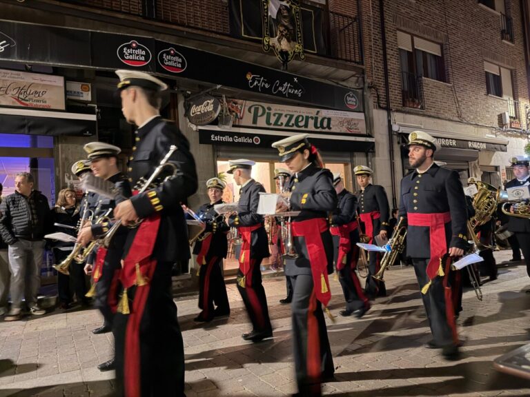 Músicos en procesión durante la Semana Santa en Carrión de los Condes