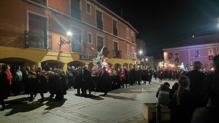 Procesión nocturna durante la Semana Santa en Carrión de los Condes