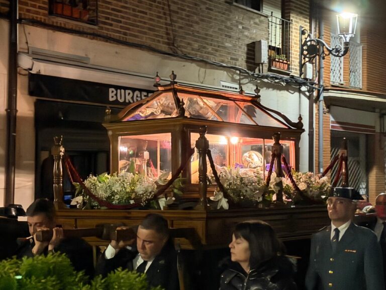 Procesión de Semana Santa en Carrión de los Condes con participantes y un paso religioso