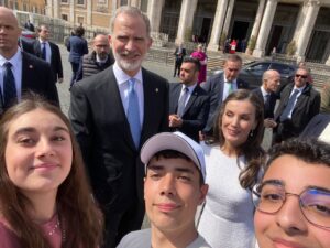 Estudiantes con los Reyes de España en Roma durante un evento educativo