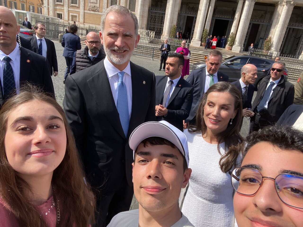 Estudiantes con los Reyes de España en Roma durante un evento educativo