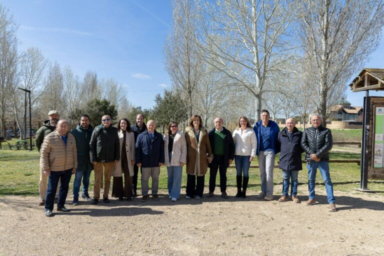 Grupo de personas en el parque del Canal de Castilla en Grijota