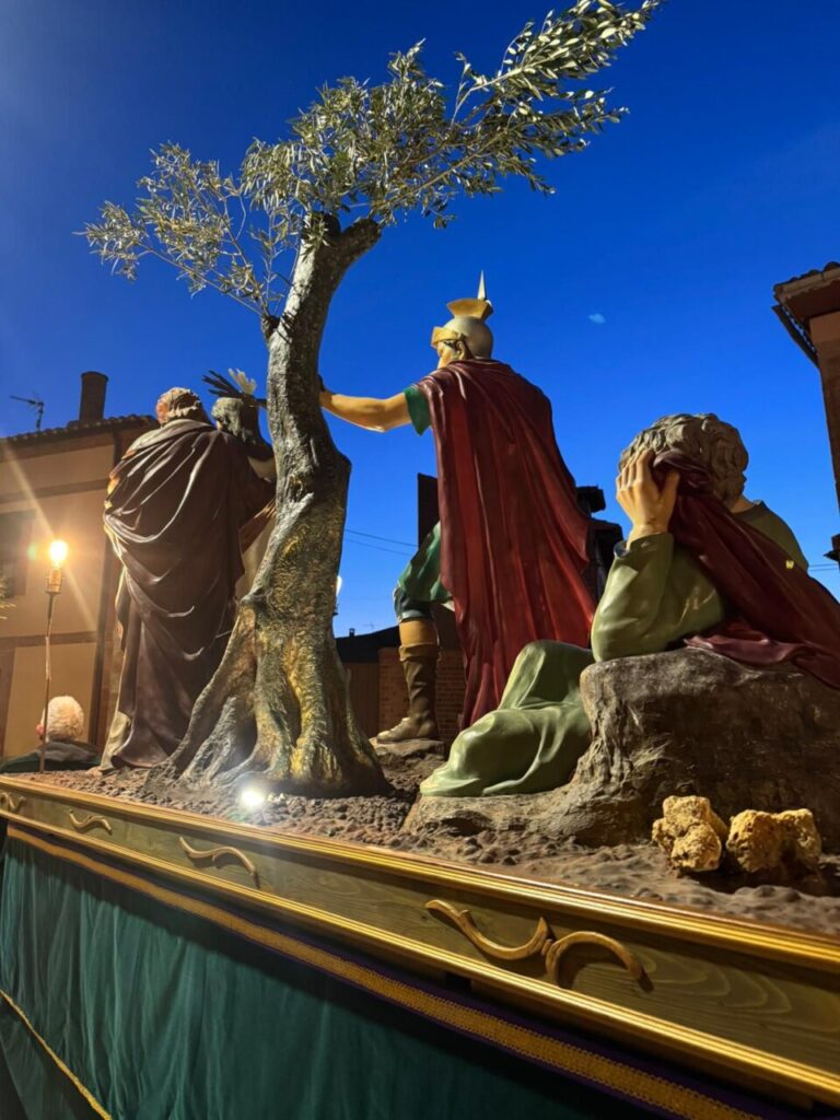 Escena de la procesión del Jueves Santo en Astudillo con figuras religiosas.