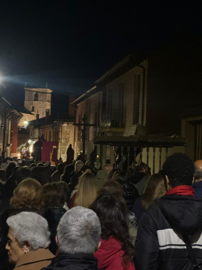 Multitud de personas en la procesión del Jueves Santo en Astudillo