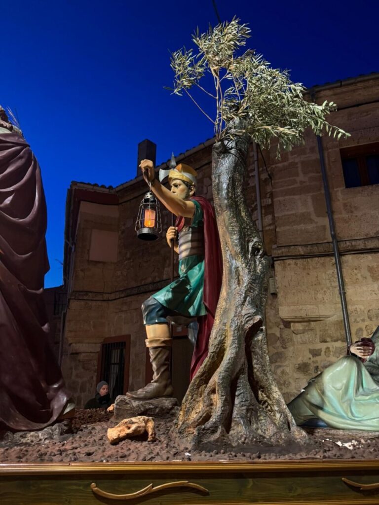 Escena de la procesión del Jueves Santo en Astudillo con figuras religiosas.