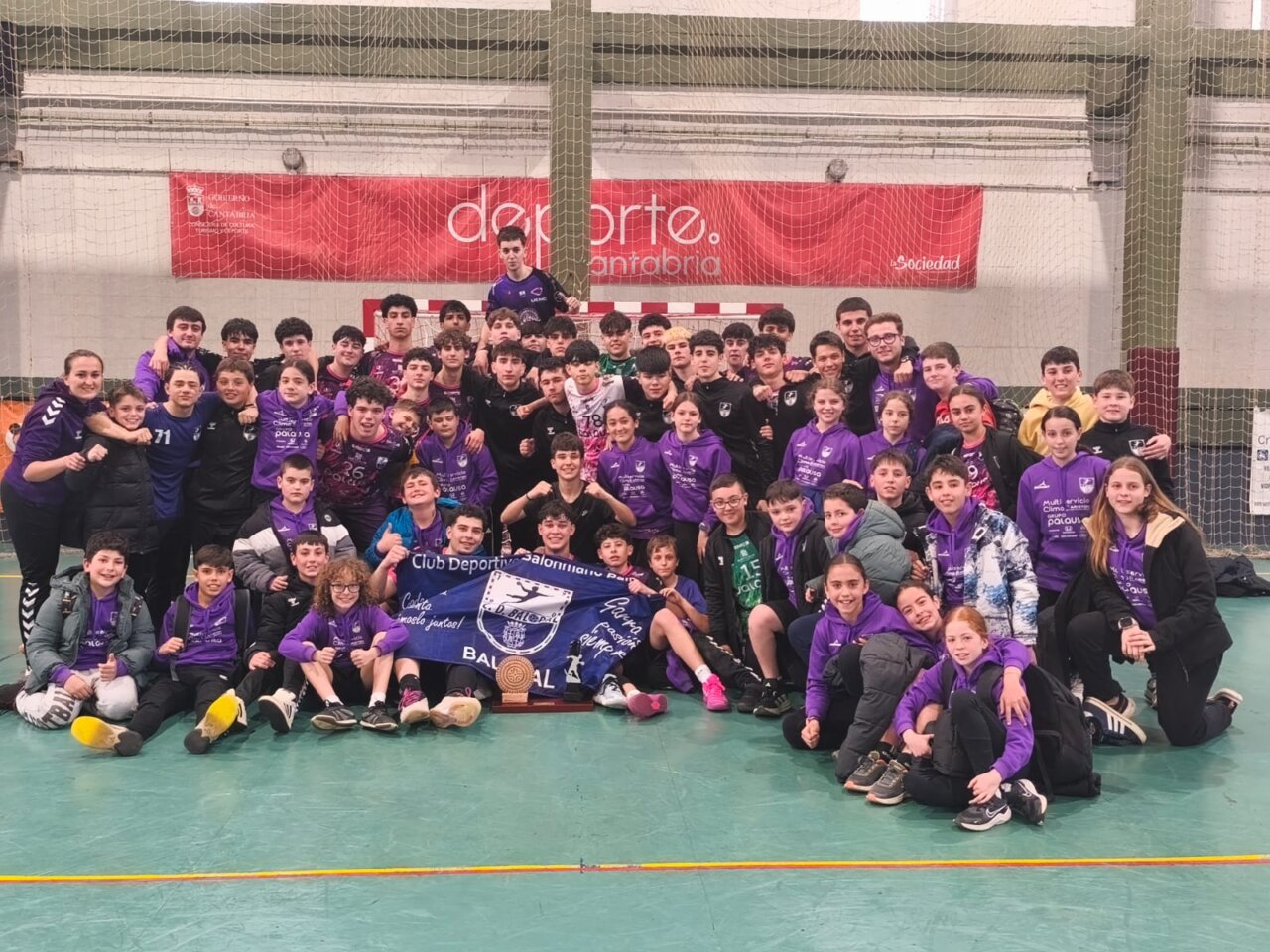 Equipo juvenil del CD Balopal celebrando su victoria en el torneo de balonmano