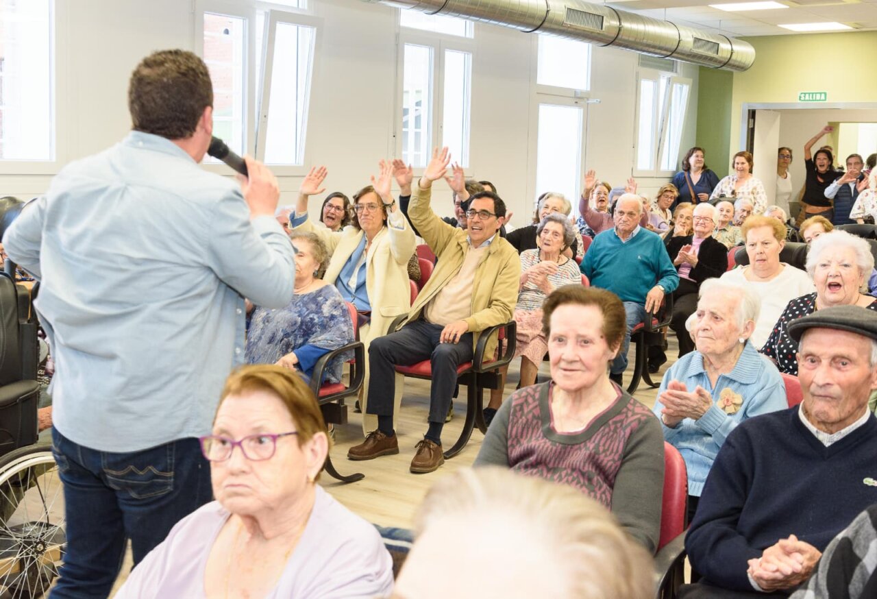 Celebración en la residencia San Telmo con residentes y un presentador