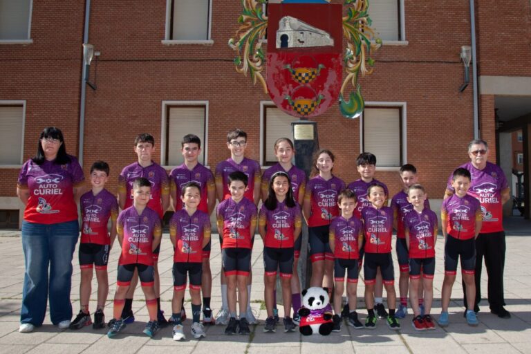 Grupo de alumnos de la Escuela de Ciclismo Auto Curiel en Venta de Baños
