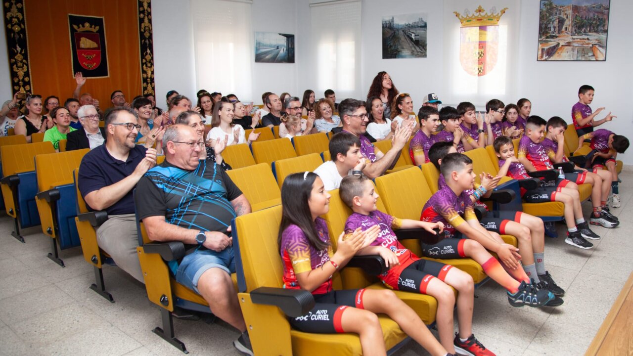 Presentación de la Escuela de Ciclismo Auto Curiel en Venta de Baños