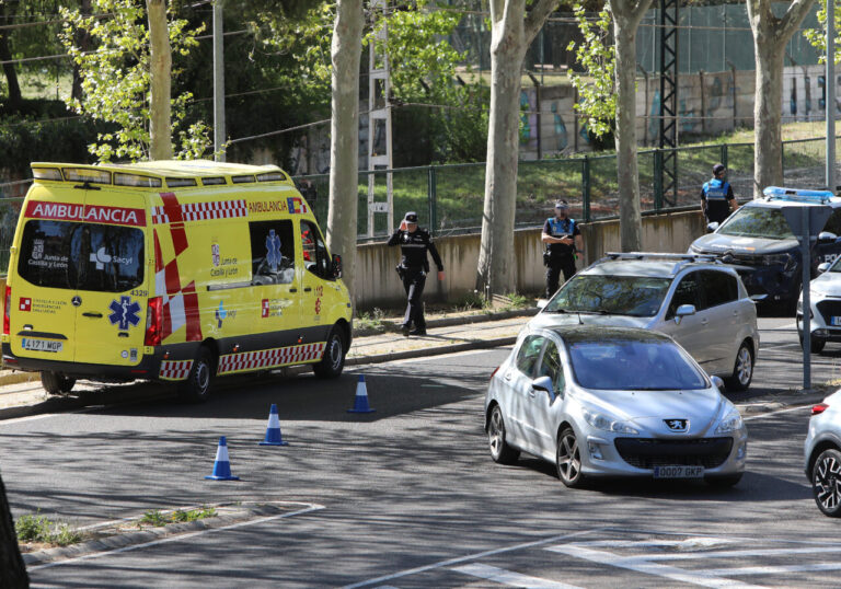 Ambulancia y policías en la escena de un accidente ferroviario en Palencia