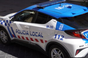 Vehículo de la Policía Local en la escena de un accidente ferroviario en Palencia.