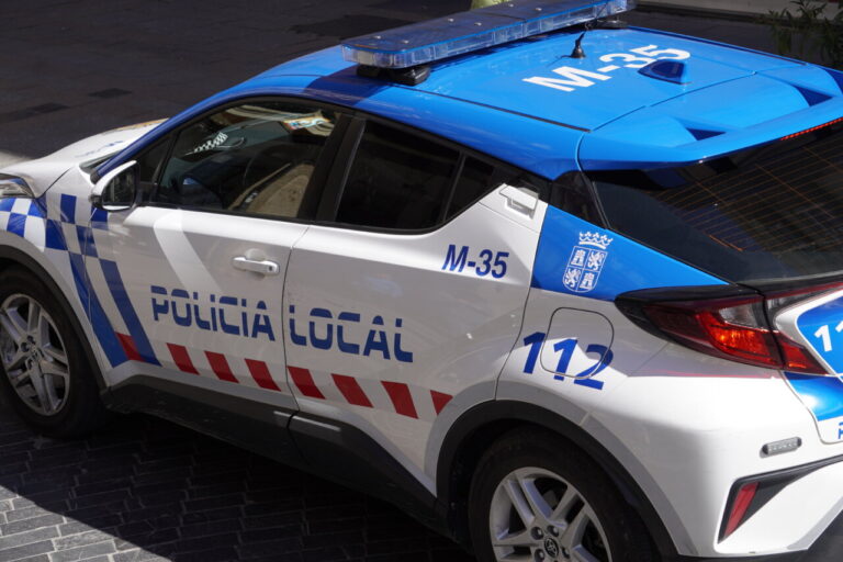 Vehículo de la Policía Local en la escena de un accidente ferroviario en Palencia.