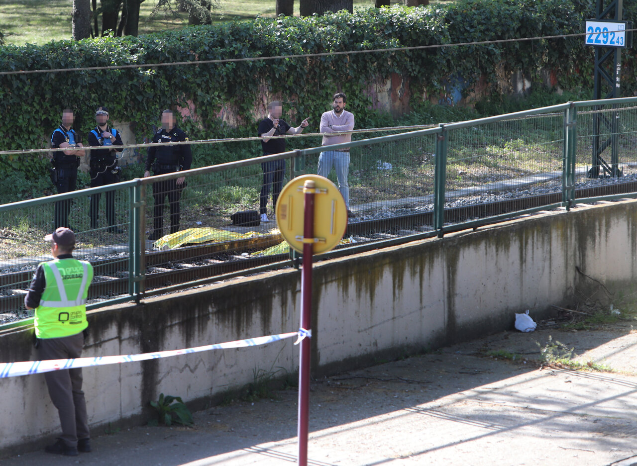 Policías y personal de emergencia en la escena de un accidente ferroviario en Palencia