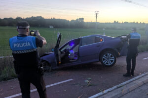 Policía investigando un accidente de tráfico relacionado con alcoholemia