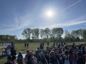 Grupo de escolares participando en actividades deportivas al aire libre
