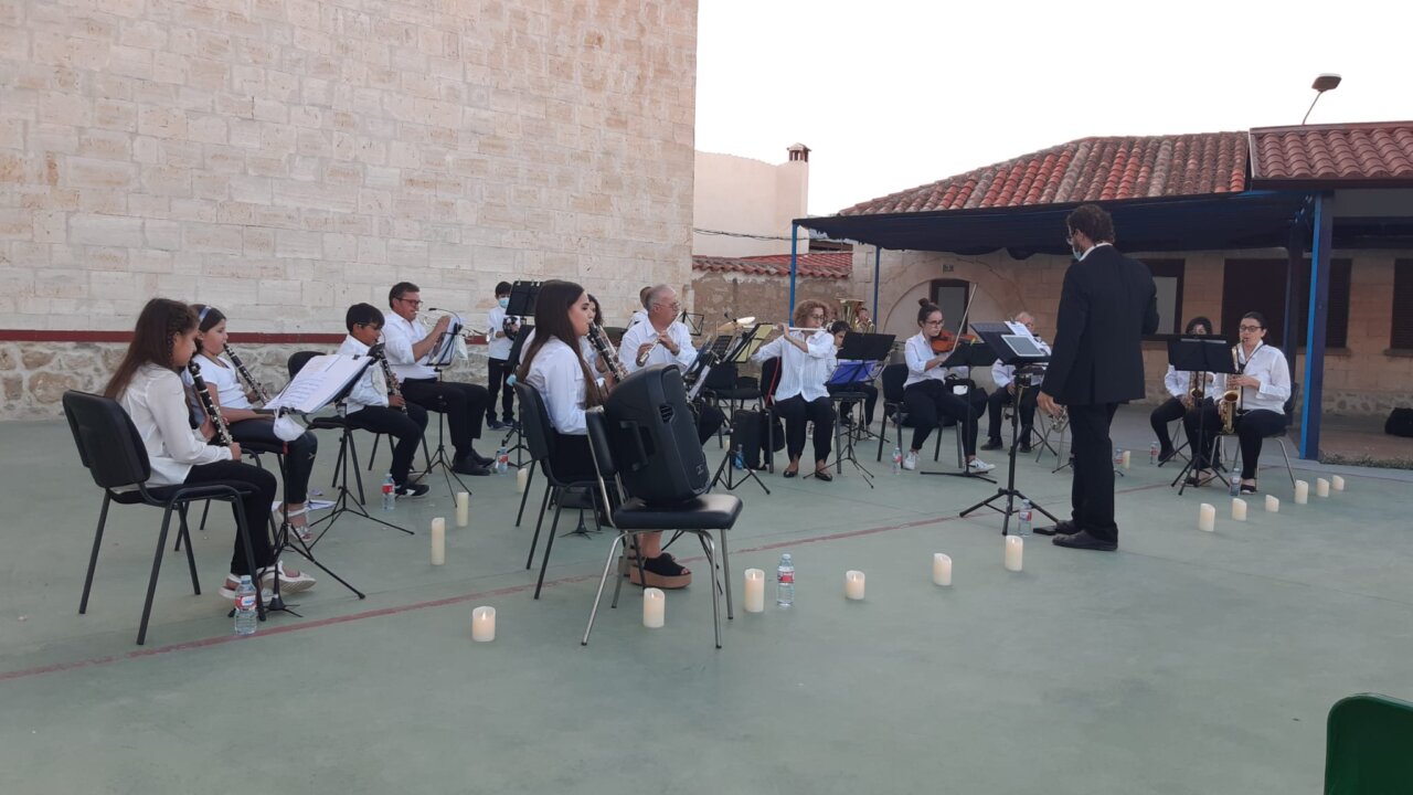 Acto cultural en Baltanás con músicos tocando instrumentos en un escenario al aire libre