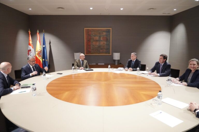 Reunión entre representantes de PP y Vox en la Mesa de las Cortes