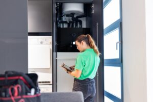 Técnico revisando sistema de aerotermia en una vivienda