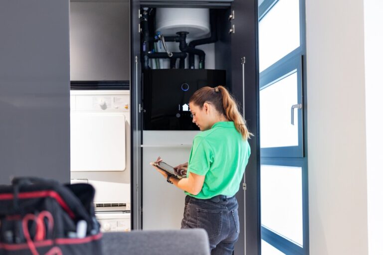 Técnico revisando sistema de aerotermia en una vivienda
