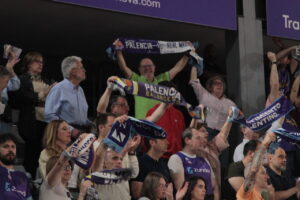 Aficionados animando en un partido de baloncesto en Palencia