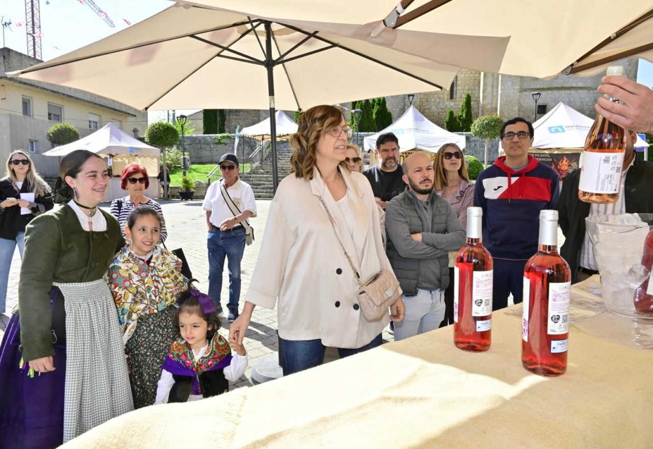 Personas disfrutando de la feria de Alimentos de Palencia en Villamuriel