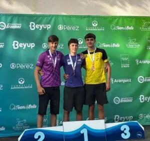 Álvaro Salvador con medalla de plata en el podio en Aranjuez