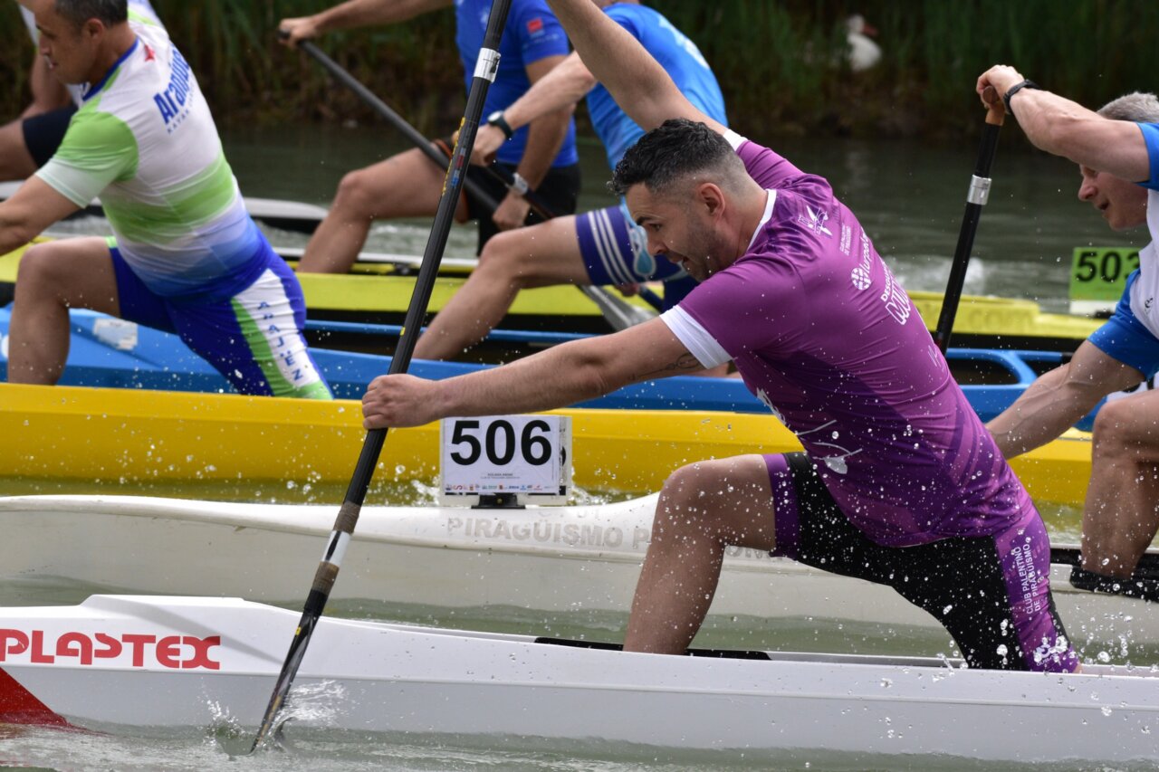 Álvaro Salvador compitiendo en una carrera de piragüismo en Aranjuez