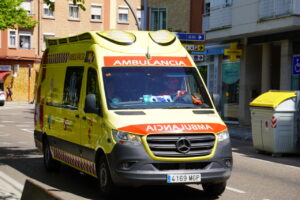 Ambulancia en la calle tras un accidente de tráfico en Aguilar de Campoo