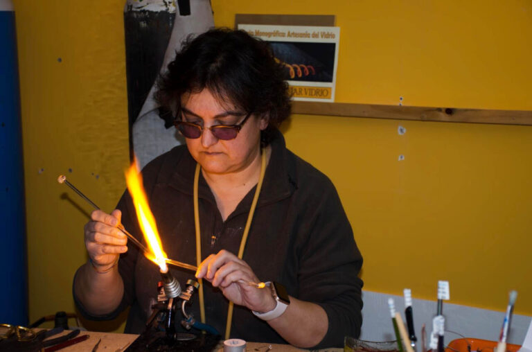 Ana Llavador trabajando con vidrio en su taller artesanal