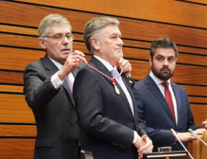 Ceremonia de entrega de medalla a Vázquez en las Cortes de Castilla y León