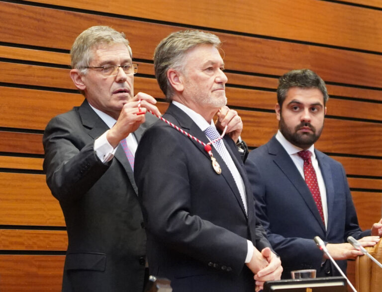 Ceremonia de entrega de medalla a Vázquez en las Cortes de Castilla y León