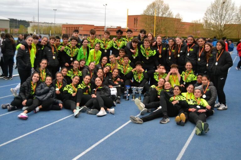 Equipo del Club Atletismo Puentecillas celebrando su victoria en la Liga de Clubes