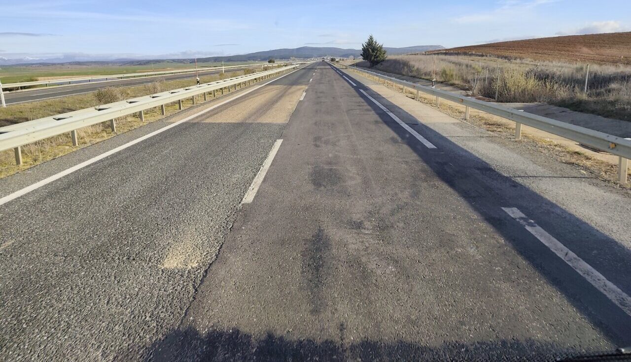 Vista de la autovía A-67 mostrando diferentes tonos de gris en el asfalto