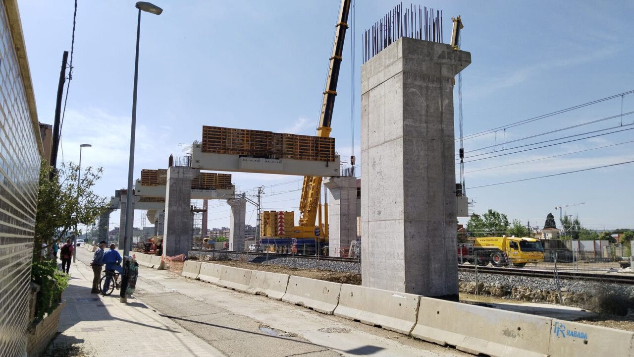 Obras del salto de carnero con grúas y vigas en construcción