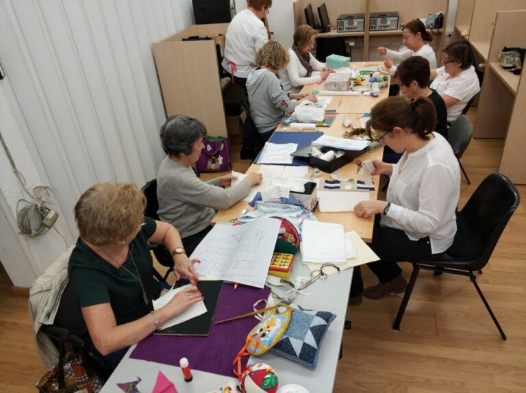 Mujeres trabajando en un taller de manualidades en grupo