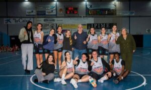 Equipo de baloncesto Venta de Baños celebrando en la cancha