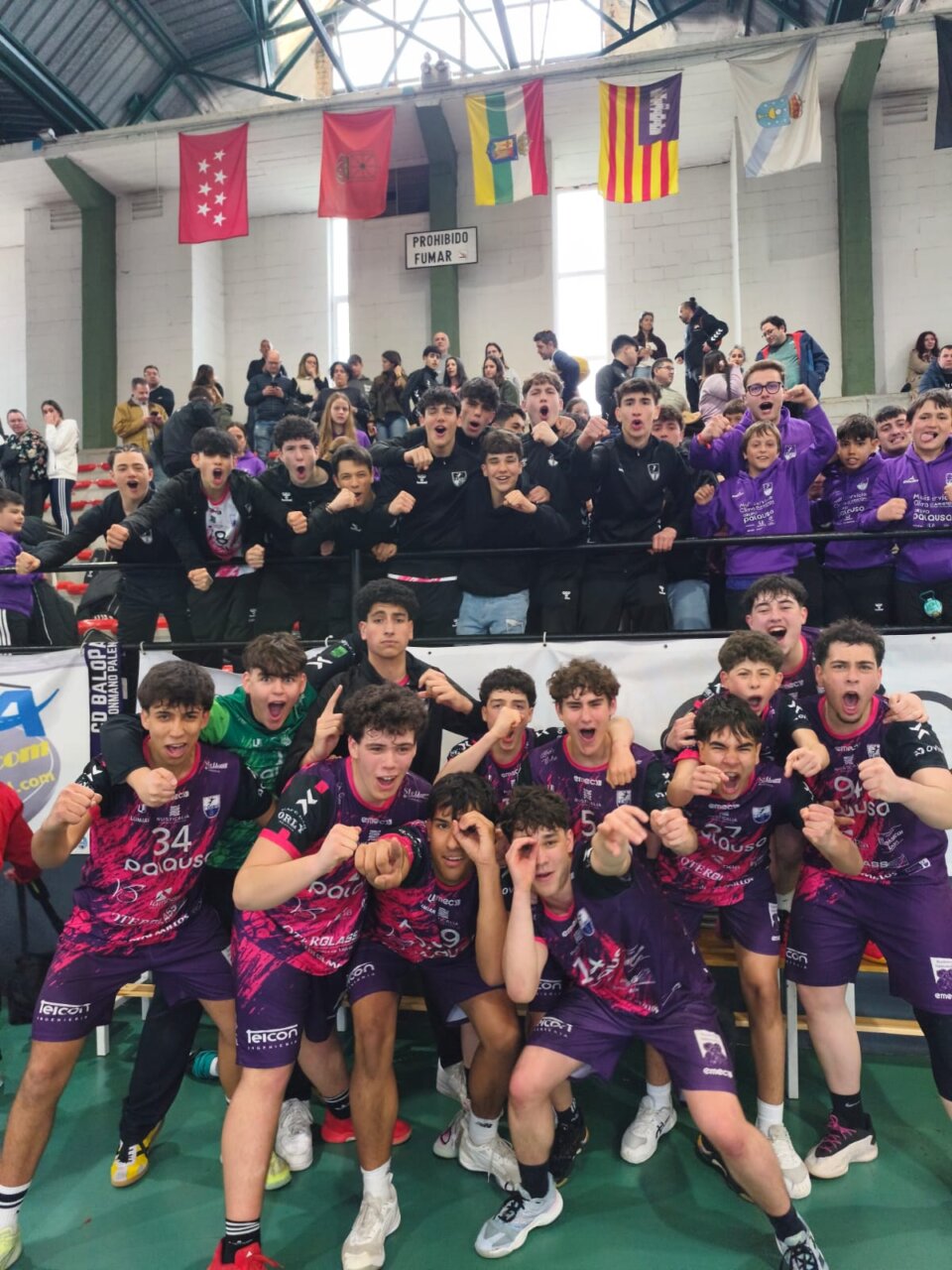 Jugadores del equipo juvenil Balopal celebrando su victoria en el torneo de balonmano.